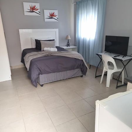 Stay At Home Airport Lodge Kempton Park Buitenkant foto