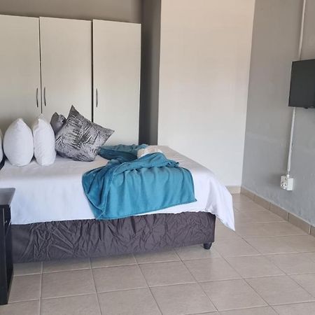 Stay At Home Airport Lodge Kempton Park Buitenkant foto