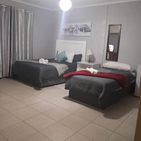 Stay At Home Airport Lodge Kempton Park Buitenkant foto