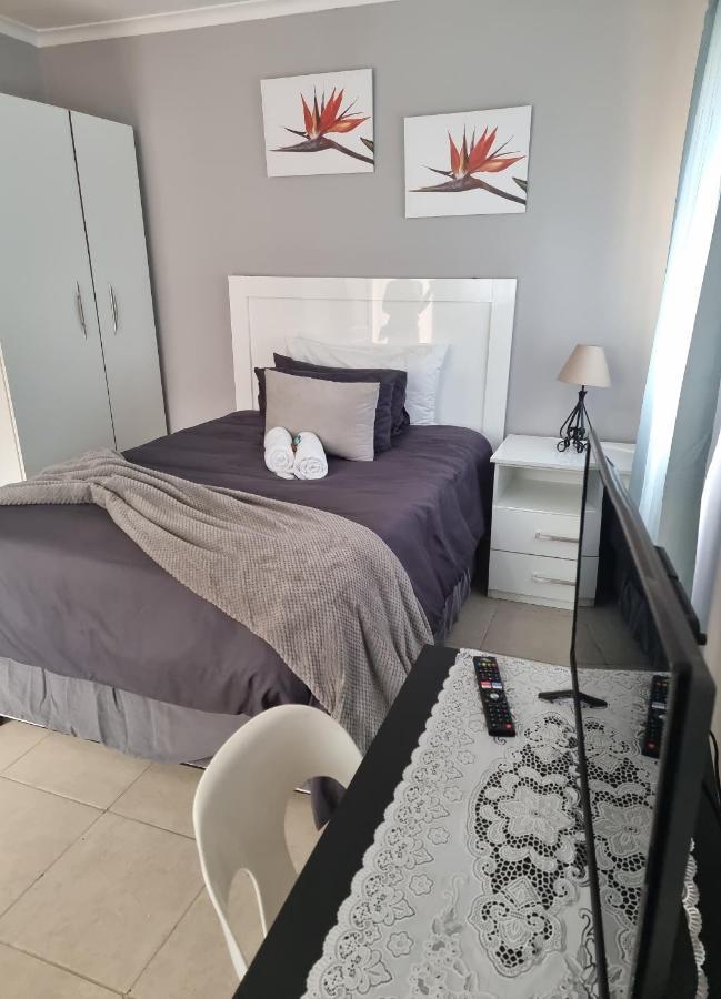Stay At Home Airport Lodge Kempton Park Buitenkant foto