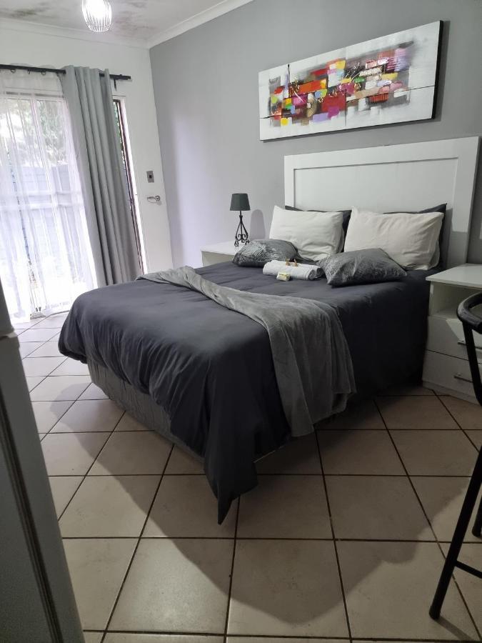 Stay At Home Airport Lodge Kempton Park Buitenkant foto