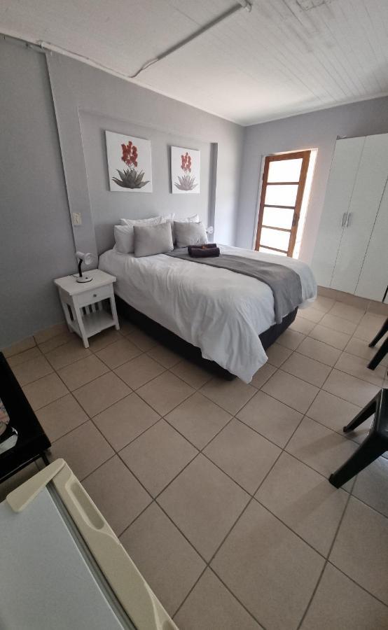 Stay At Home Airport Lodge Kempton Park Buitenkant foto