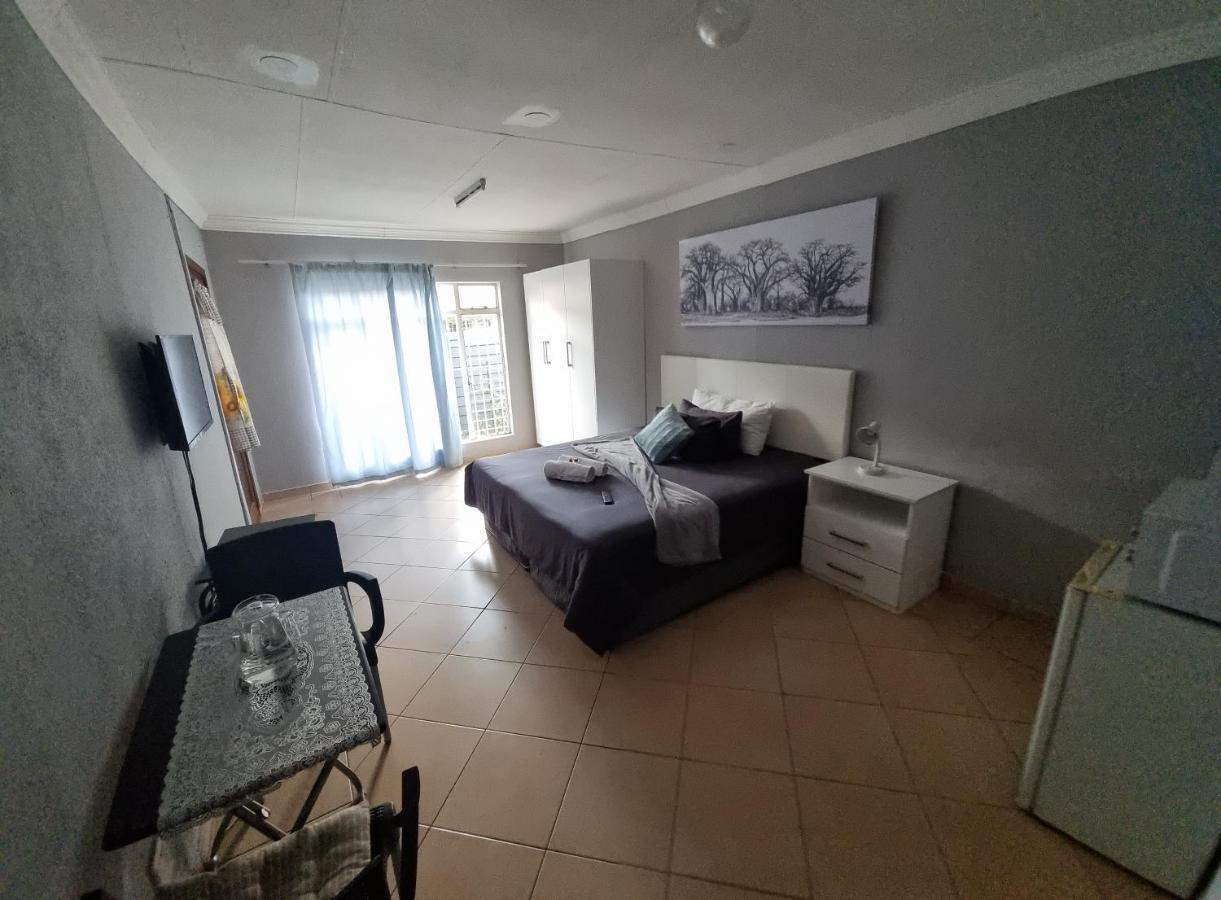 Stay At Home Airport Lodge Kempton Park Buitenkant foto