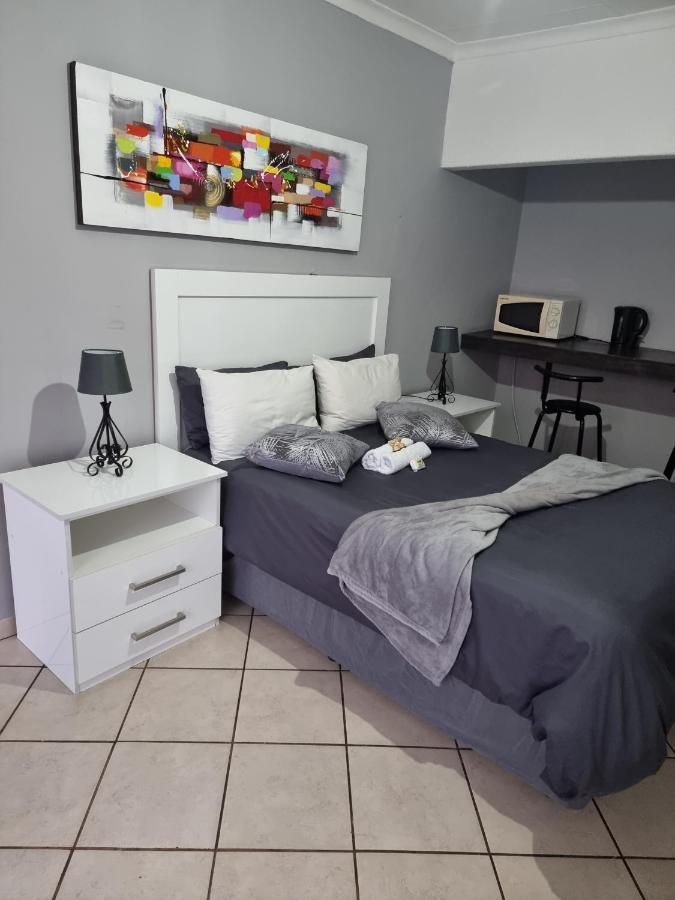 Stay At Home Airport Lodge Kempton Park Buitenkant foto