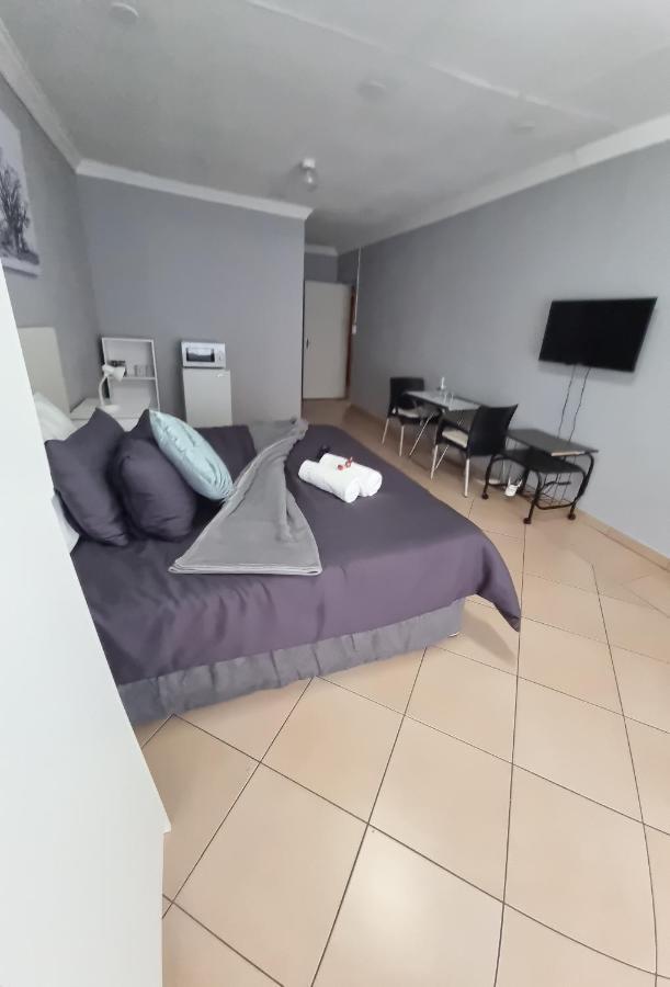 Stay At Home Airport Lodge Kempton Park Buitenkant foto