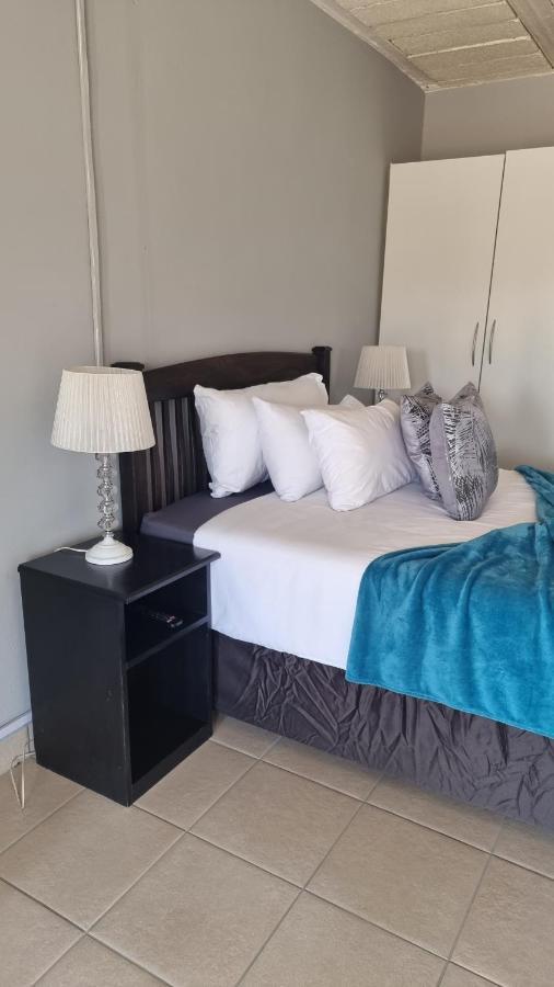 Stay At Home Airport Lodge Kempton Park Buitenkant foto