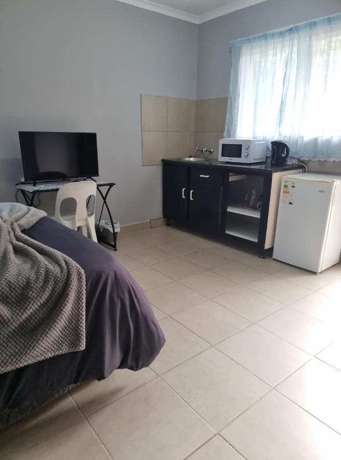 Stay At Home Airport Lodge Kempton Park Buitenkant foto