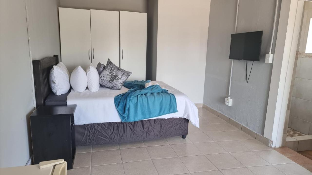 Stay At Home Airport Lodge Kempton Park Buitenkant foto