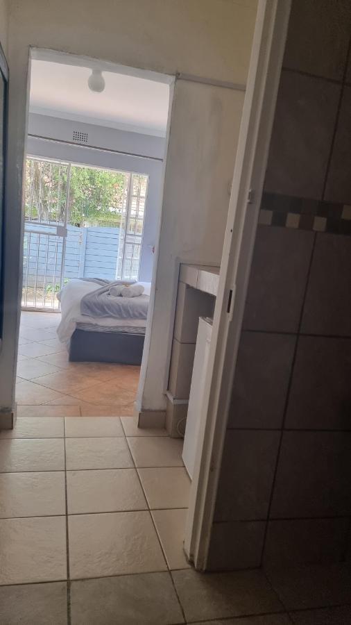 Stay At Home Airport Lodge Kempton Park Buitenkant foto