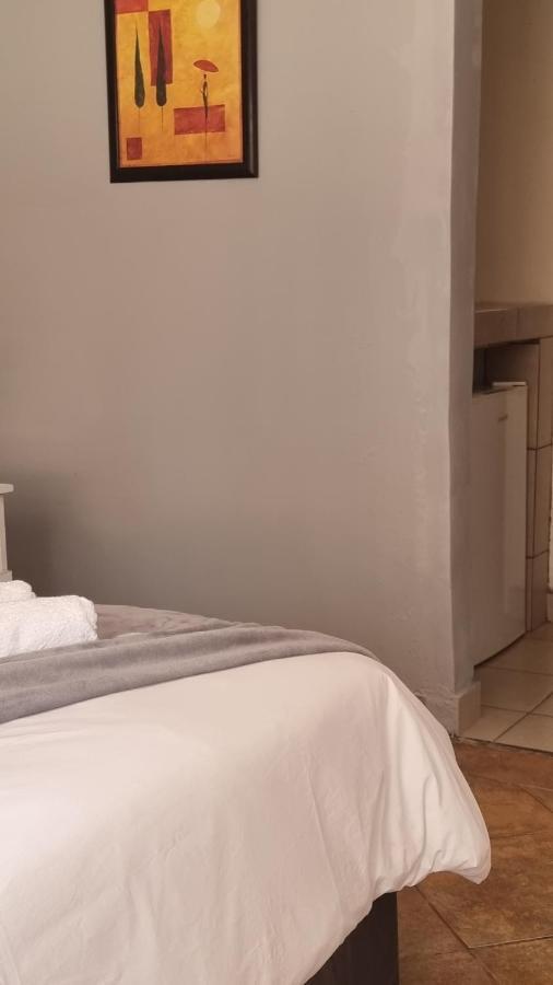 Stay At Home Airport Lodge Kempton Park Buitenkant foto