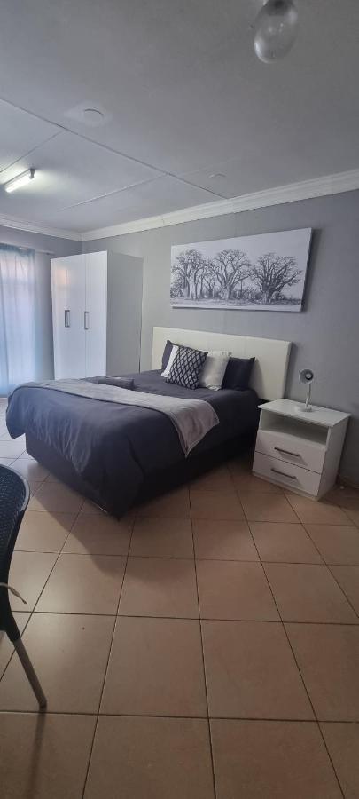 Stay At Home Airport Lodge Kempton Park Buitenkant foto