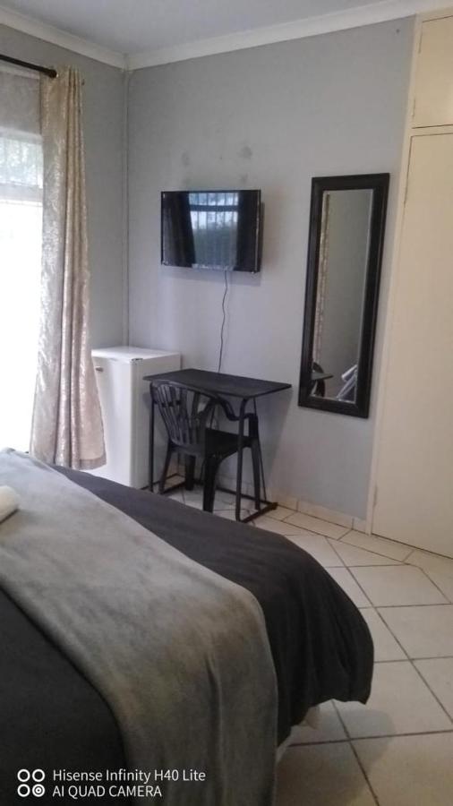 Stay At Home Airport Lodge Kempton Park Buitenkant foto