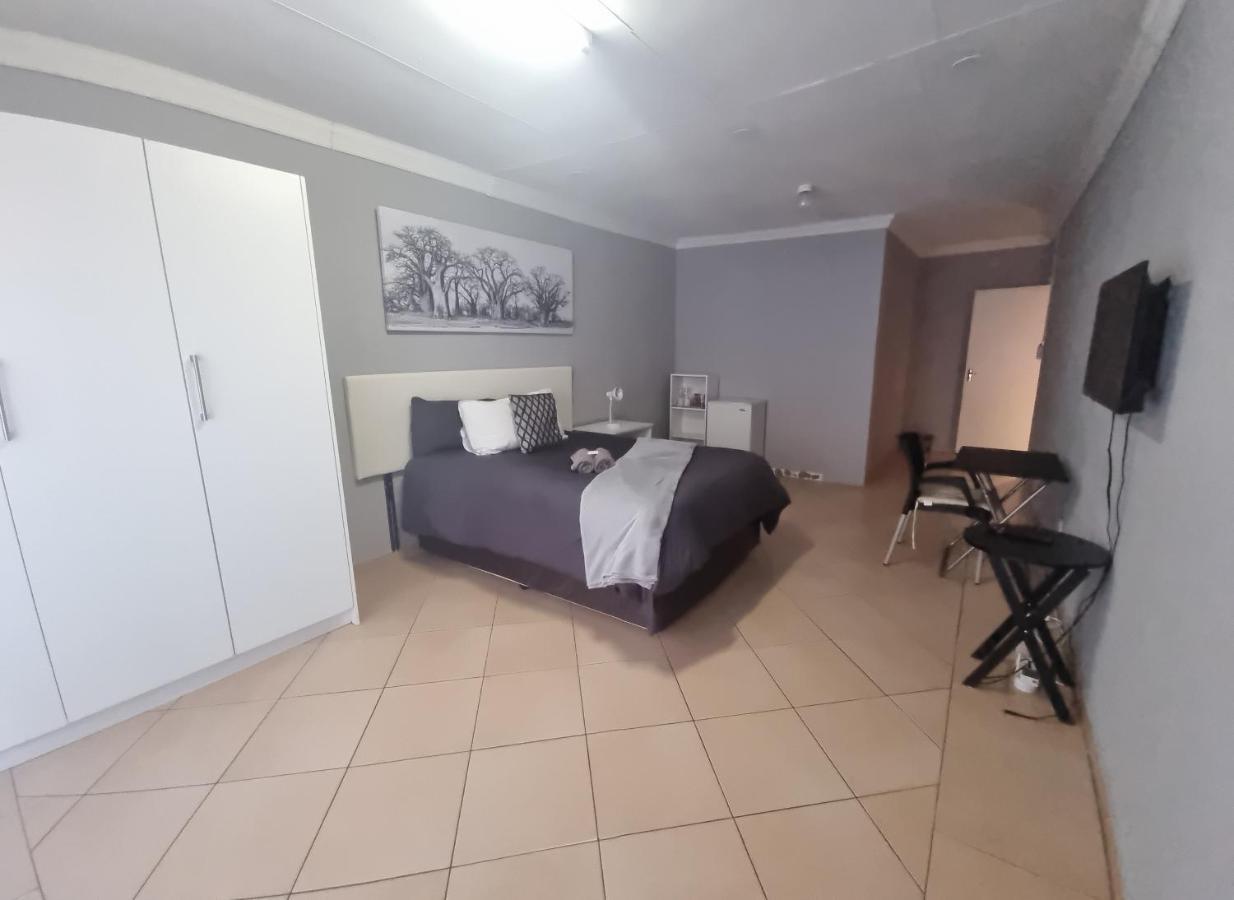 Stay At Home Airport Lodge Kempton Park Buitenkant foto