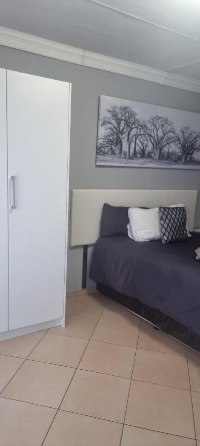 Stay At Home Airport Lodge Kempton Park Buitenkant foto