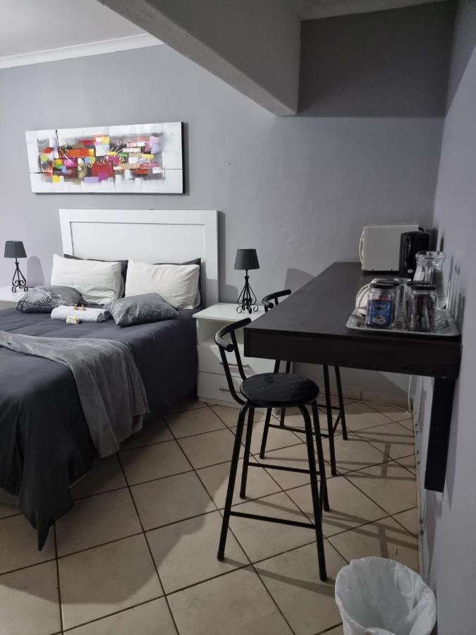 Stay At Home Airport Lodge Kempton Park Buitenkant foto